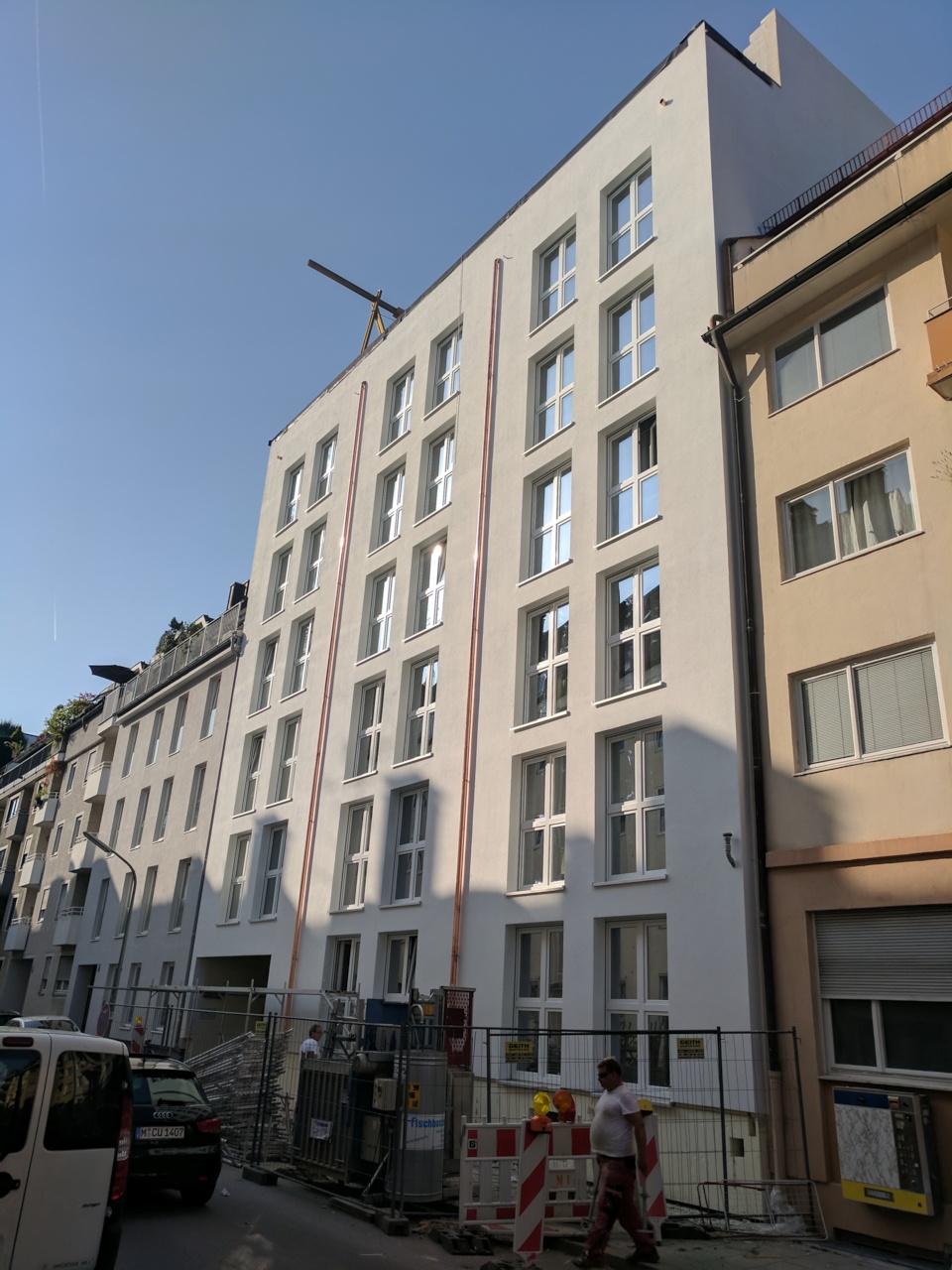 Neue Fassade mit bodenebenen Fenstern Emanuelstrasse 18